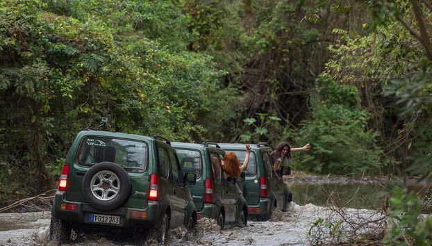 Jeep Safari por el Parque Nacional Cristóbal Colón - Foto 4, Una fila de coches 4x4 recorriendo un río
