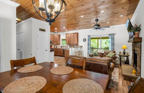 Peaceful Lake Lure Cabin, Hot Tub, Huge Screened Porch, Private Beach - Foto 5