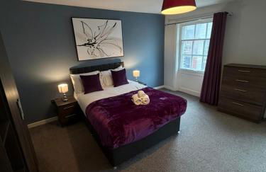 City Centre 4 Bedroom Apartment with Terrace Sleeps 10 by StaySavvy Accommodation - Foto 28