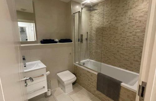 Modern apartment 4 mins from Gatwick - Foto 9