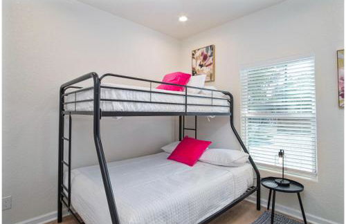 Unwind in Style 4BR2BA Quick Access to Downtown - Foto 27