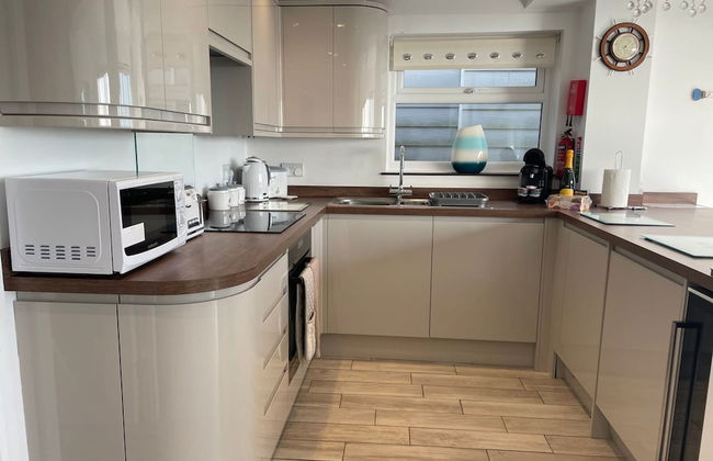 Contemporary Beachfront Bungalow With Direct Access to the Sea - Foto 3