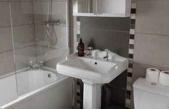 Large 4 Bed Home - Fast Wifi, Smart TV's & Free Parking - Near A66 - Foto 36