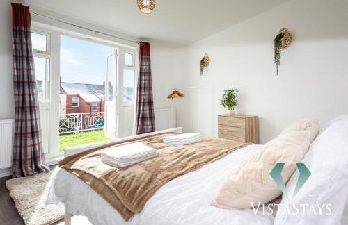 Spacious 5BDR House By Vista Stays Short Lets & Serviced Accommodation Manchester With Free WiFi, Parking & Netflix - Foto 4