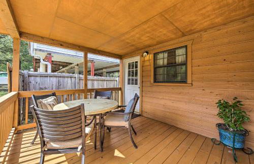 Couples Cabin with Luxury Deck, 1 Mi to Canyon Lake! - Foto 19