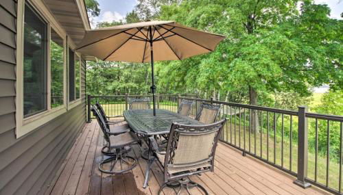 Lakefront Retreat with Dock and Game Room and Deck - Foto 2