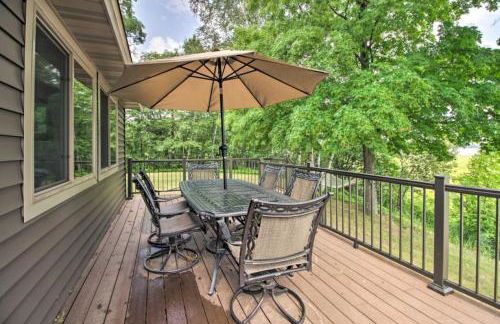 Lakefront Retreat with Dock and Game Room and Deck - Foto 2