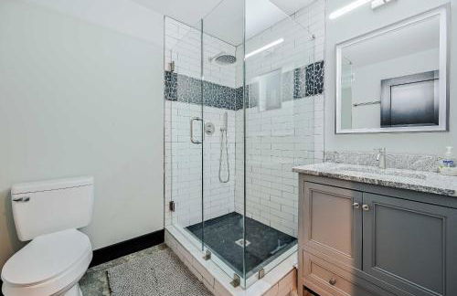 5 Mi to Mercedes-Benz Stadium Stylish ATL Retreat - Foto 15