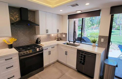 Upscale mid century on the green w Private Hot Tub - Foto 34