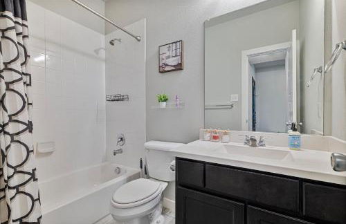 The Aubrey Escape with Fenced Backyard - Foto 40