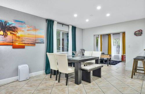 Escape GameRoom, BAR, BBQ, Spacious,KING Bed, All Luxury mattresses, Near Beach, 6 blocks away from Bars, Nite Clubs, Res, Shops - Photo 38