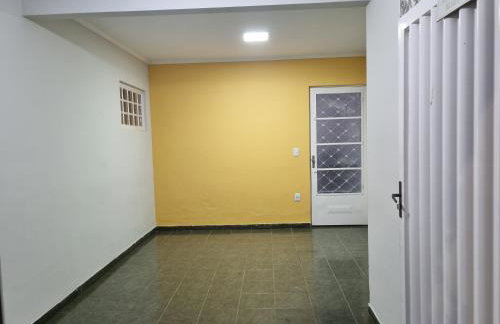 Casa com dois quartos,dois banheiros,sendo um, uma suíte,sala de estar cozinha e garagem - Foto 12