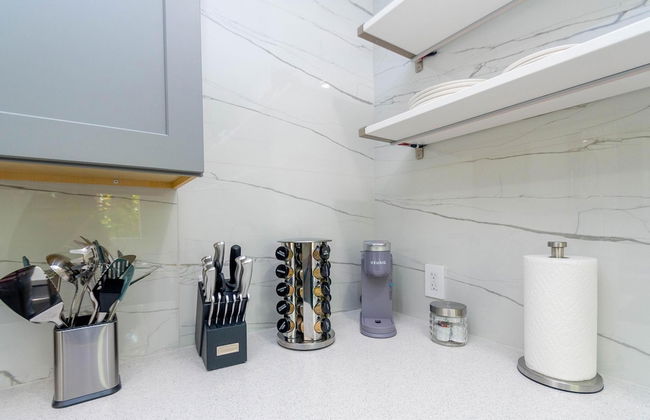 Uhost AI 1BR With Marble Accents Patio - Foto 16