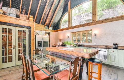 Upscale Getaway on Smith Lake with Boat Dock - Foto 8