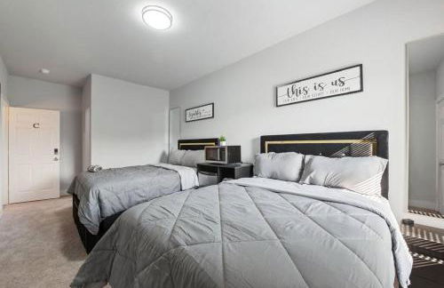 Modern 2024 Townhome with Indoor Hoops Huge TVs and Gray Chic Design - Foto 15