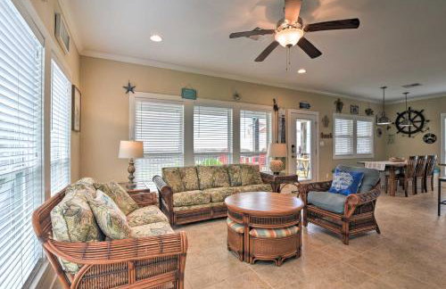 Ocean View and Grill Crystal Beach Bungalow! - Foto 5