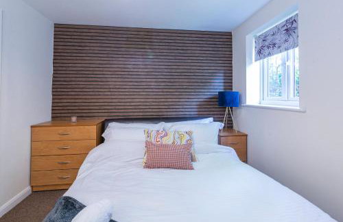 The Vogue Stay, 3 Bedrooms, 2 bathrooms, Ideal for JR & Oxford Hospitals, FREE CarPark, Conveniently located for Ring Road access, 2 miles from Oxford City Centre easy car & bus route - Foto 4