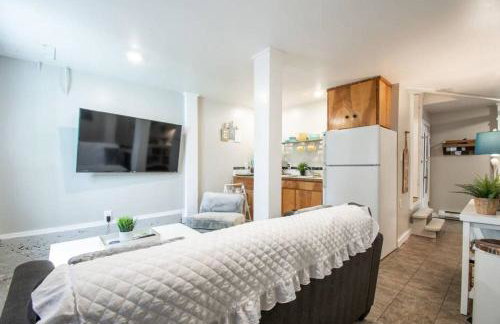 Central 2 bedroom unit with 3 beds and 3 large TVs - Photo 5