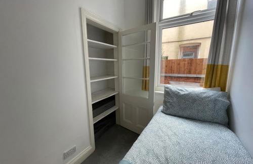 Spacious Flat! Sleeps 7, Pet Friendly and Parking - Photo 17