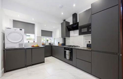 Modern & Spacious 4-Bedroom Home, Family & Contractor Friendly, Manchester - Foto 2