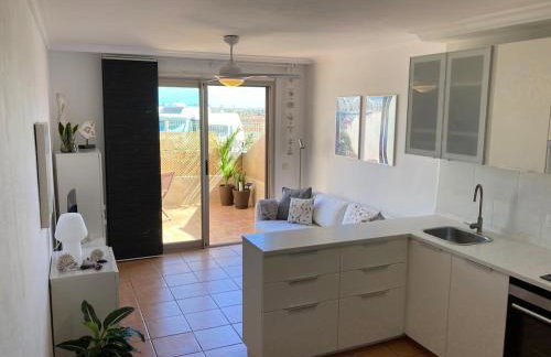 Fantastic seafront apartment with sea views & pool - Photo 3
