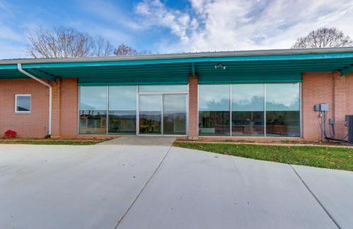 Mountain View and Fire Pit Modern Copperhill Home - Foto 39