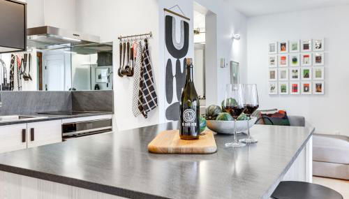 Chic Bend Condo with Fireplace and Forest Views! - Foto 2