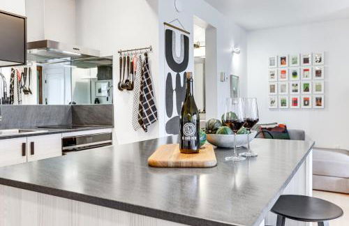 Chic Bend Condo with Fireplace and Forest Views! - Foto 2