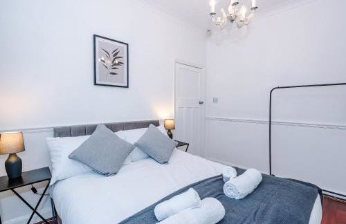 The Lyme Lounge - Contemporary & Stylish 3BR Home - Sleeps 7 with Parking & Wi-Fi - Perfect For Business or Work Stays - By Parydise Properties - Foto 16