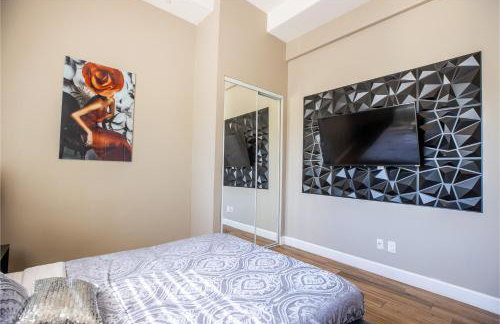 3400 SqFt House W/40Ft Heated Pool/Spa- Strip View - Photo 24