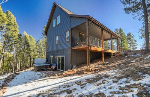 Rustic cabin charm w/ hot tub, arcade basketball - Foto 41