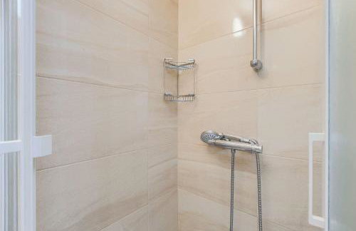 Modernes Apartment mit traumhafter Aussicht, Pool, Privatparkplatz, WiFi - Photo 23