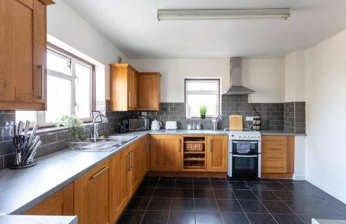 Newly Refurbed Home With Football Table Near M5 Junction 2 - Foto 7