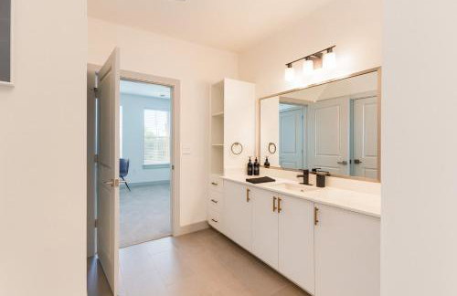 Elegant 2BR w Resort Pool and Lounge Areas 3 - Photo 29