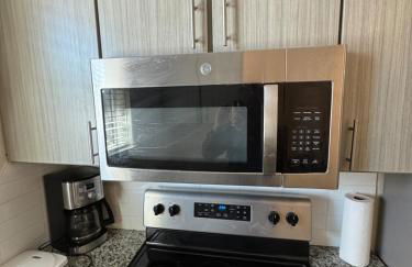 Stylish 1BHK Retreat in City - Photo 28