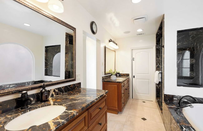 Shoreline by Avantstay Spectacular Beachfront Home w/ Fire Pit, Spa & Pool Table - Foto 26