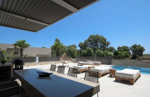 Athina Luxury Villa, with Pool & Walk to the Beach, By ThinkVilla - Foto 14