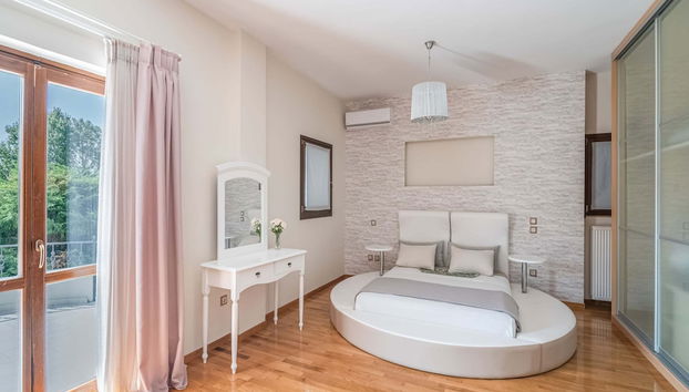 Inviting Villa in Anavissos With Communal Pool - Foto 3, Habitación