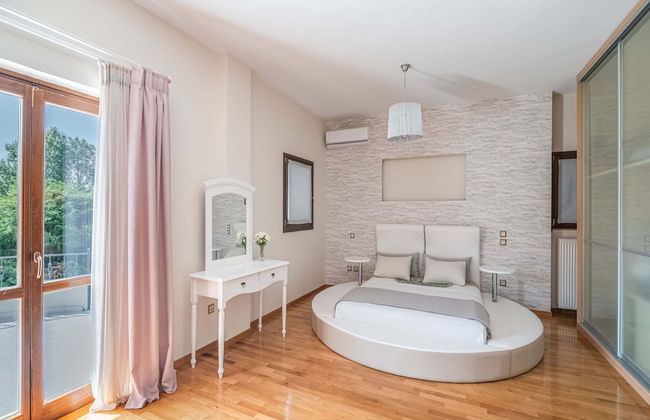 Inviting Villa in Anavissos With Communal Pool - Foto 3