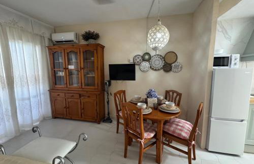 Benalbeach Beauty- Sunny studio with ocean views, balcony, and windows in every room - Foto 9