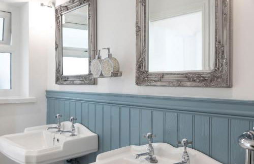 Sleeps 6. Free Wifi. Free Parking central location. - Photo 23