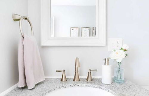 Jennifer's Chic Modern 1st Floor Apt Private Patio - Foto 18