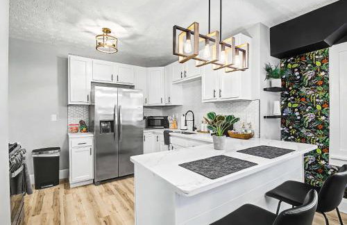 Newly Renovated and Designed Near Downtown - Foto 27