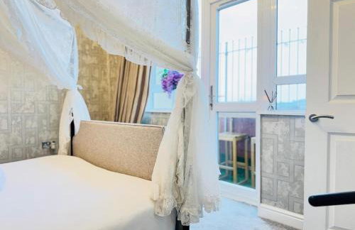 Top Floor Getaway with Cozy Canopy Bed - Foto 8