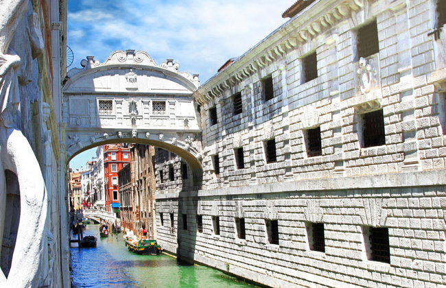 Paseo en góndola por el Puente de los Suspiros y los canales de Venecia - Foto 1