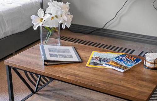 Stunning Downtown Apartment with Pool, Laundry, Parking - Foto 17