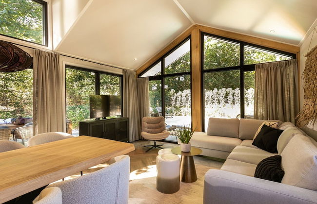 Luxury Lodge With Private Swimming Pool - Photo 8