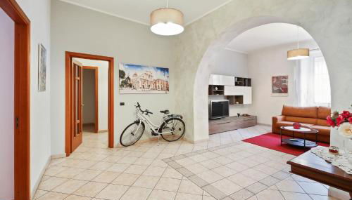 GuestHost - Central Flat with Balconies and Bicycle! - Foto 2