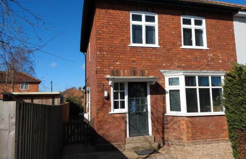 Doctors lane Stylish 3 Bedroom contractor Family House with Parking - Photo 29