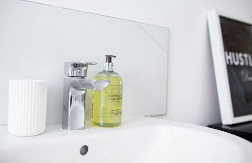 Stunning Townhouse with Large Garden - Sleeps 8! - Photo 8